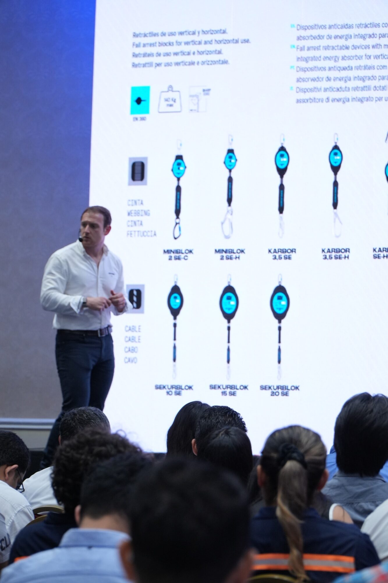 Especialista presentando equipos retráctiles para protección contra caídas